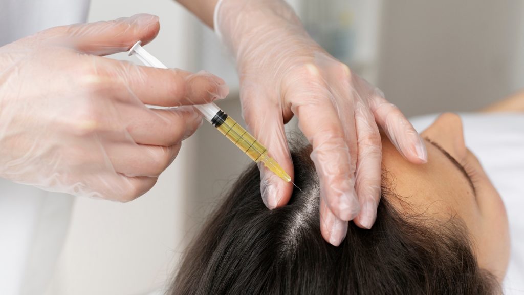 mesoterapia capilar é indicada para o tratamento da queda de cabelo e para estimular o crescimento capilar.
